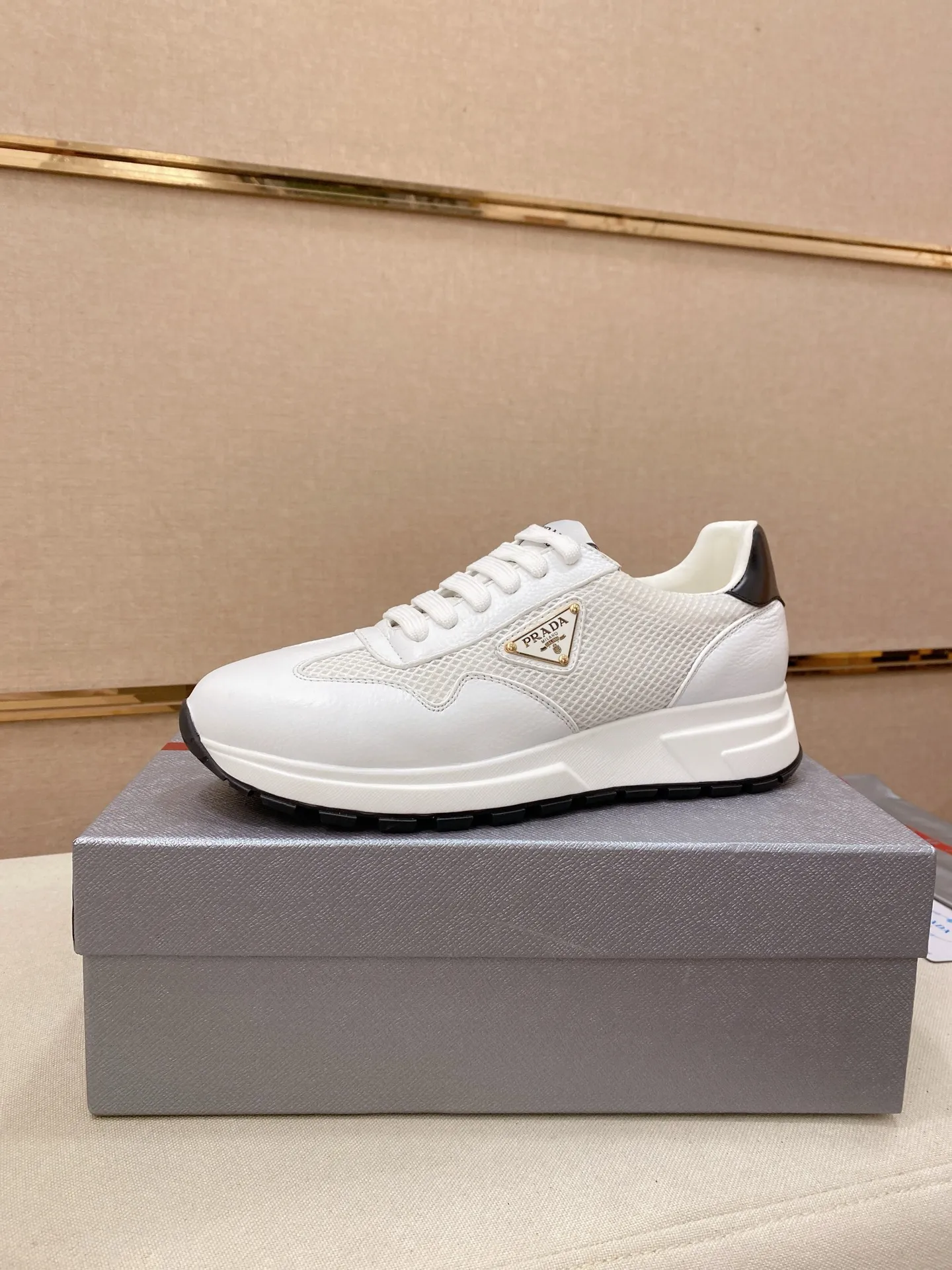 Men's shoes 💰 580💰 ✔️✔️✔️High version High-quality new PRADA (Prada) counters are launched simultaneously, new men's shoes, 😘fabrics are selected from first-layer cowhide fabrics. Lining: Imported cowhide leather lining. 👍🏿High-end☄️Open-molded non-slip rubber outsole, exquisite lines, simple and elegant, comfortable and high-end for leisure travel. Code number: 38 to 45